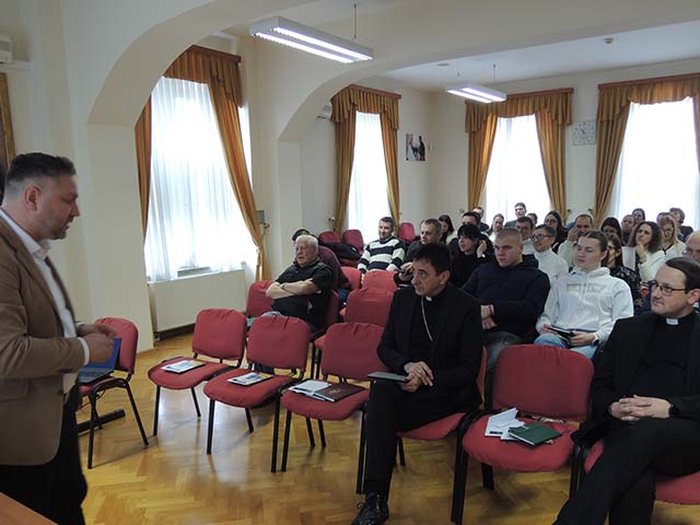 Riječi profesora Sedaka su pažljivo slušane/Snimio Marko Čuljat, Lika press Gospić                                                                                                                                                                        