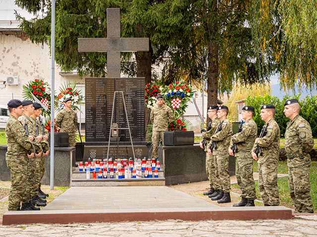 Spomenik poginulim Vukovima u gospićkoj vojarni                                                                                                                                                                                                           