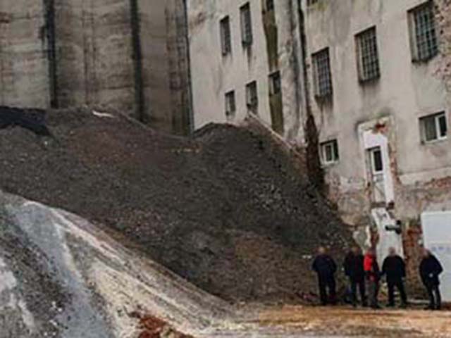 Kod nekadašnje pekare PPK Velebit otpada je barem tri metra visine                                                                                                                                                                                        