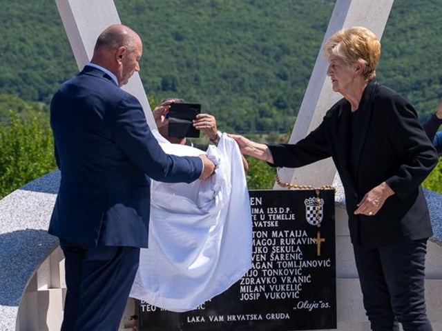 Otkrivanje spomenika poginulima u Zalužnici tijekom Oluje '95.                                                                                                                                                                                            