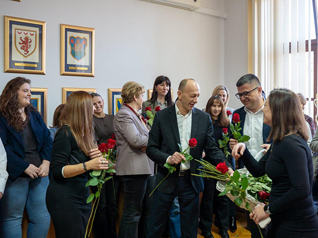 POdjel crvenih ruža županijskim službenicama                                                                                                                                                                                                              