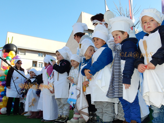 Pahučjice kuhari na jednom prošlom karnevalu/Foto Lika press Gospić                                                                                                                                                                                       