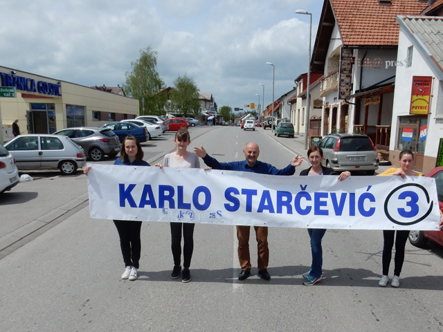 KArlo je popodne na kratko zaustavio promet da bi se slikao sa članicama Stožera/S>nimio Marko Čuljat Lika press