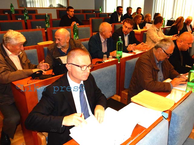 Ljudikanje prije sjednice/Snimio MArko Čuljat Lika press                                                                                                                                                                                                  