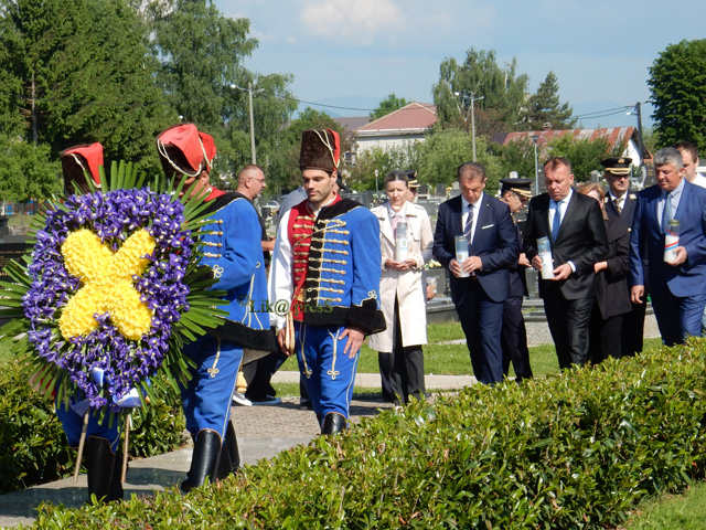 Polaganje vijenca na gradskom groblju                                                                                                                                                                                                                     