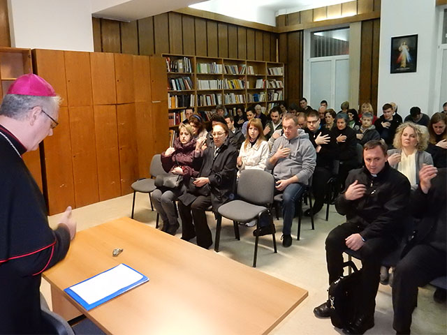 Mons. Križić predavanje je započeo zajedničkom molitvom                                                                                                                                                                                                   