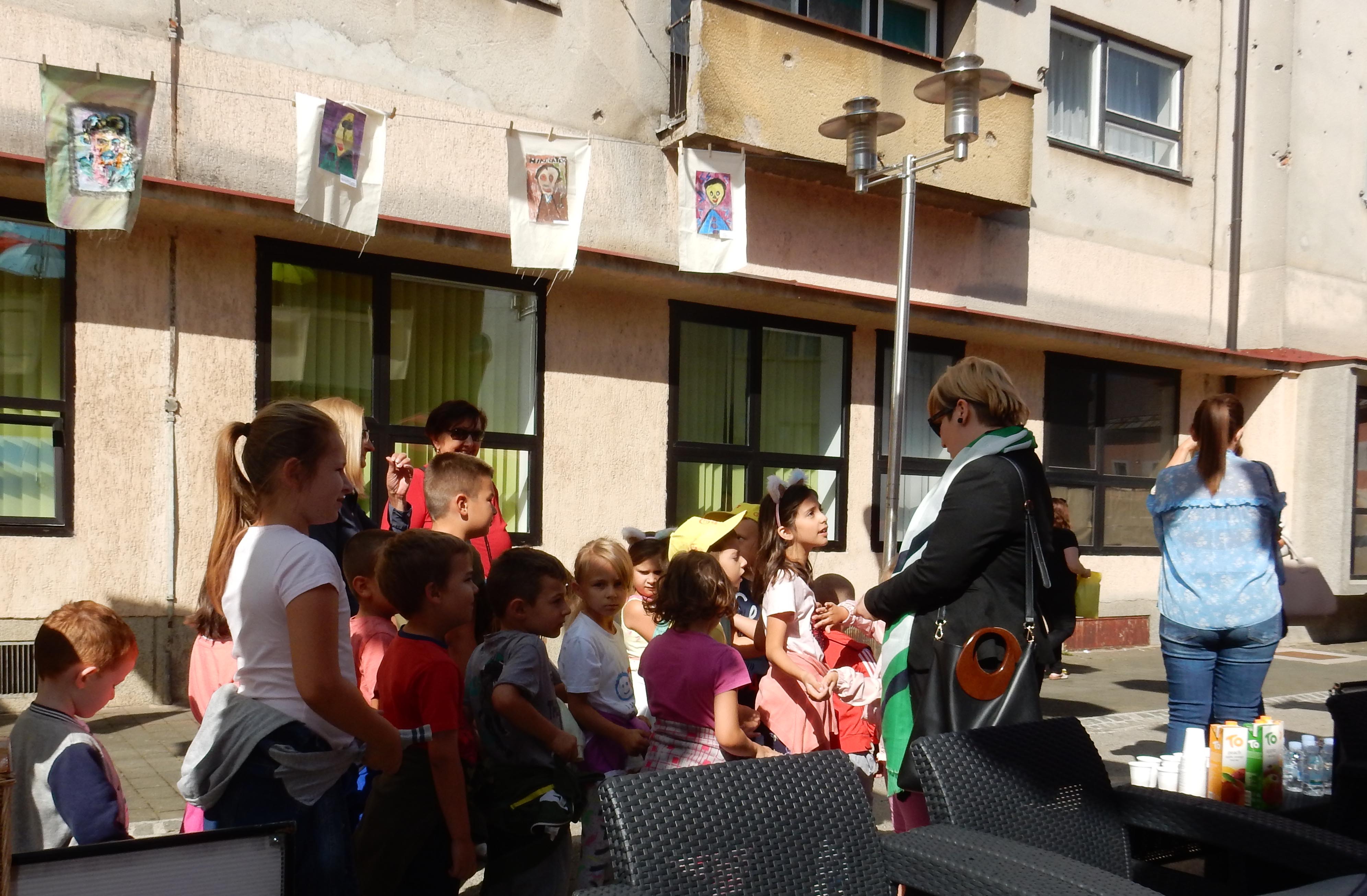 Vrtićari i slikice Tesle na gospićkoj ulici/Snimija Marko ČULJAT                                                                                                                                                                                          