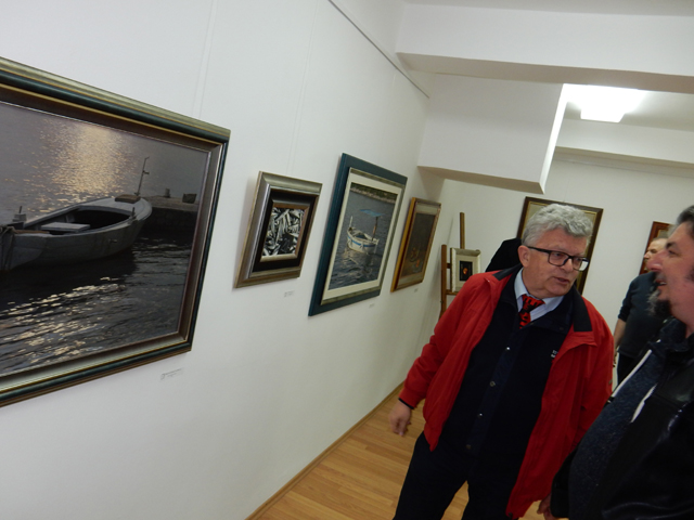 Autor Zoran Homen i prof.Saša Živković, koji je večeras otvorio izložbu/Snimio Marko Čuljat Lika press                                                                                                                                                    