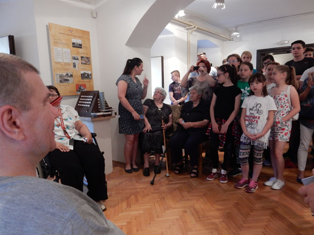 Vladae Bušljeta (u prvom planu) na otvaranju izložbe u Muzeju Like/Snimio Marko Čuljat                                                                                                                                                                    