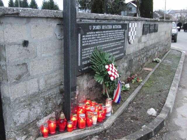 Spomemnik nedužnim poratnim žrtvana na ogradai gradskog groblja                                                                                                                                                                                           