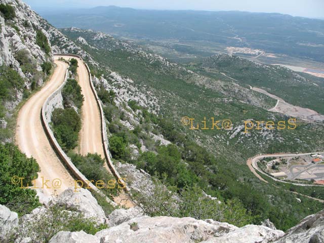 Serpentina ispod Tulovih greda i Marune južni ulaz u tunel Sveti Rok na autocesti/Foto arhiva Lika pressa Gospić                                                                                                                                          