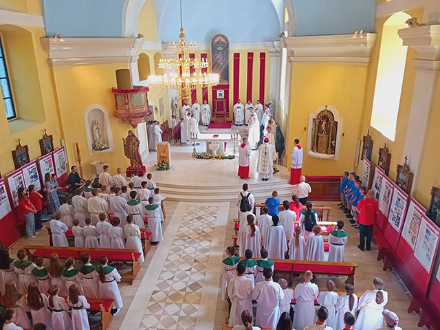 Ministranti na svetom misi u gospićkoj prvostolnici                                                                                                                                                                                                       