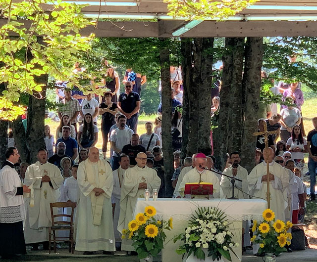 Nakon procesije misa je bila u jednoj velebitskoj vrtači nedaleko svetišta na Velebitu                                                                                                                                                                    