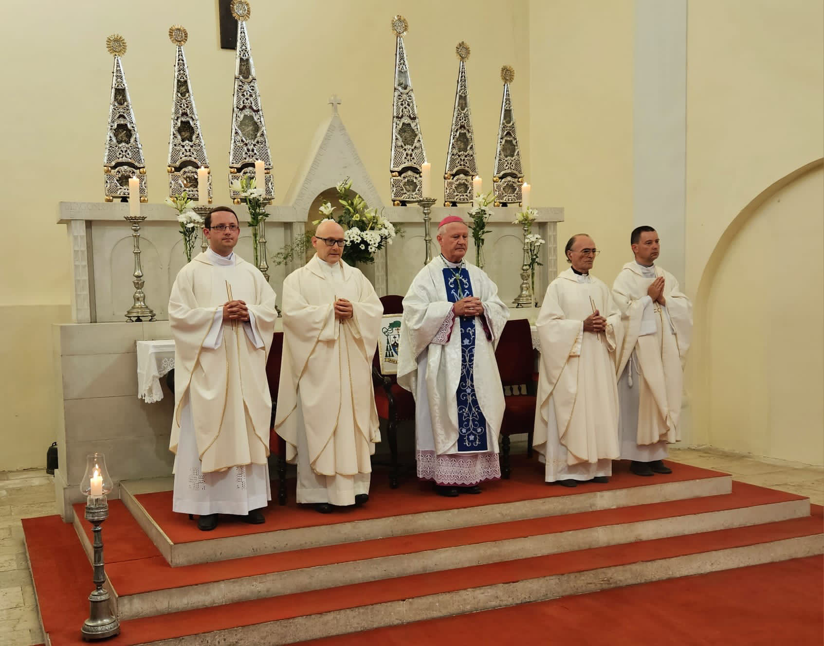 Biskup Križić i svećenici tijekom svete mise                                                                                                                                                                                                              