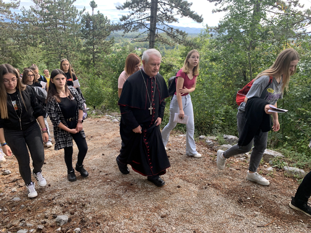 I msgr. Križić s lakoćom se uspeo na Krčmar zajedno s mladima                                                                                                                                                                                             