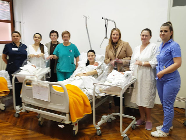 Čelnici Caritasa u gospićkom rodilištu                                                                                                                                                                                                                    
