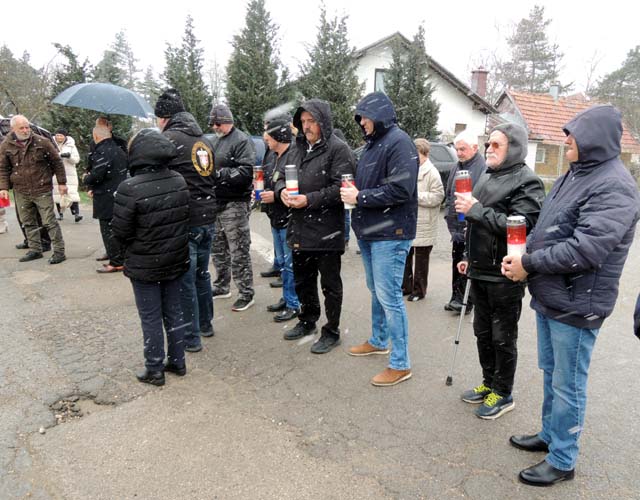 Današnji sudionici odavanja počasti žrtvama partizanskog zločina/Snimio Marko ČULJAT                                                                                                                                                                      
