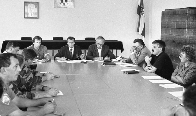 Sjednica Gradskog odbora Gospića u Općini 1992./Foto arhiva Lika pressa Gospić                                                                                                                                                                            