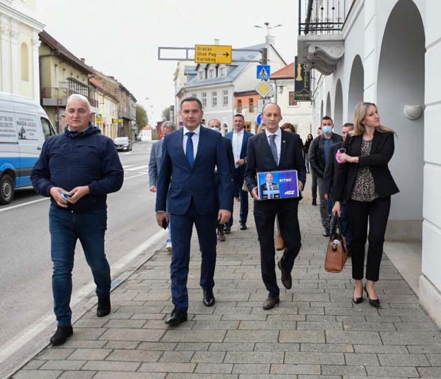 Čelnici HDZ-a prošetali su centrom Grada do Povjerenstva                                                                                                                                                                                                  