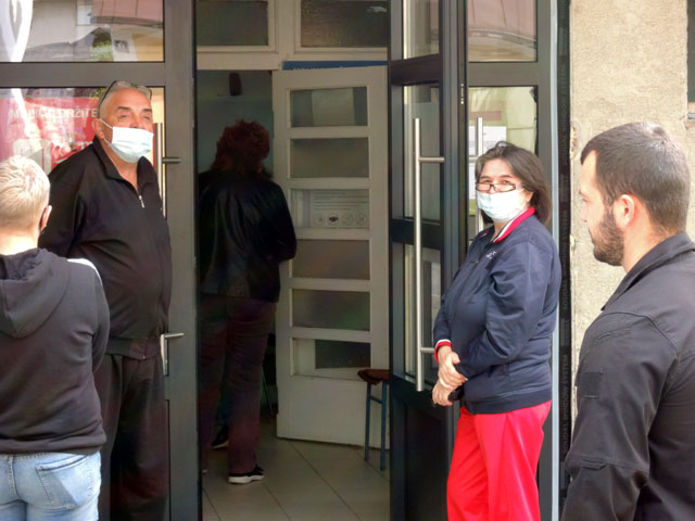 I sam sam čekao na red za glasanje                                                                                                                                                                                                                        