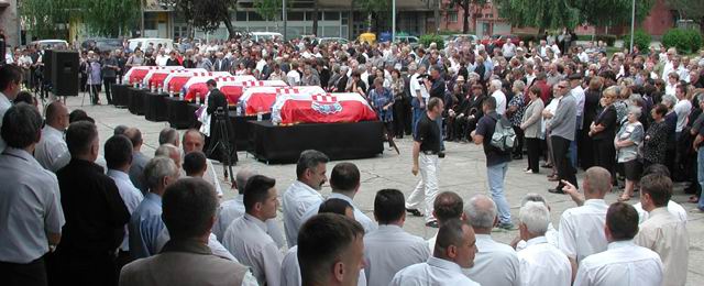 Sahrana posmrtnih ostataka 2005/Foto arhiva Lika pressa Gospić                                                                                                                                                                                            