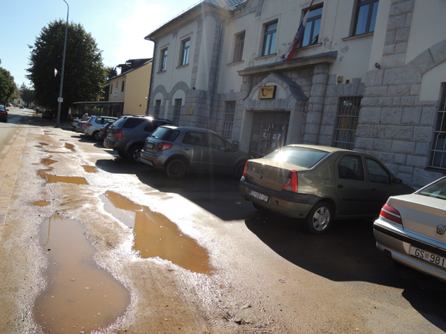 Blatnjava zamka pred gospićkom poštanskom zgradom/Snimio Marko ČULJAT                                                                                                                                                                                     