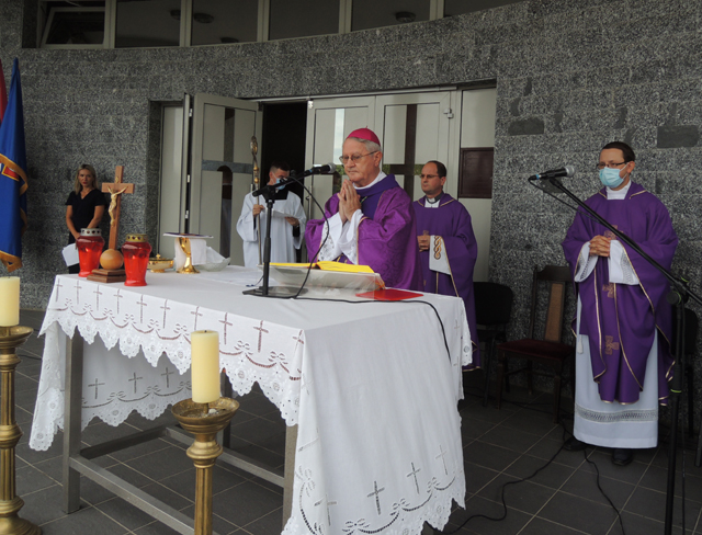 Svetu misu danas je u groblju predvodio msgr. Zdenko Križić/Snimio Marko ČULJAT                                                                                                                                                                           