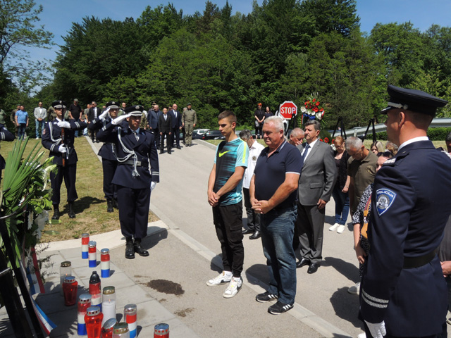 Prvi su počast poginulima odali članovi obitelji i general Željko Sačić/Snimio Mrko Čuiljat                                                                                                                                                               
