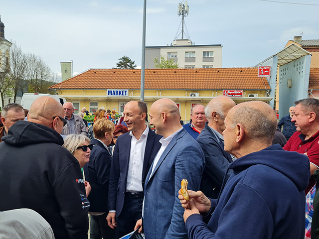 Petry u razgovoru s Otočanima                                                                                                                                                                                                                             