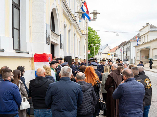 Otkrivanje spomen-ploče Hrvatskom Kraljevstvu u Gospiću na županijskoj palači                                                                                                                                                                             