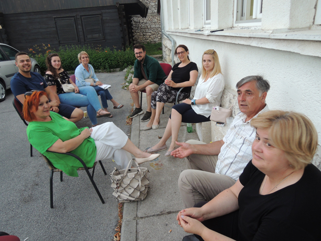 Okupoljanje je počelo oko 20 sati i bilo je veselo drušenje s pošalicama/Snimio Marko ČULJAT                                                                                                                                                              