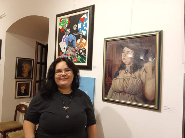 Martha Miletić uz svoj autoportret u Križevcima sinoć na otvaranju izložbe                                                                                                                                                                                