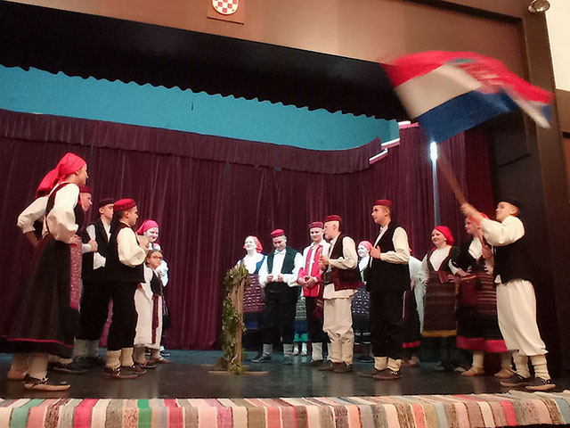Dolazak ličkih svatova na pozornicu/Snimio Marko Čuljat                                                                                                                                                                                                   