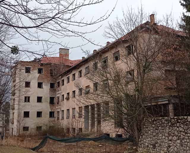 Osički hotel je smetlište i ograđen je farmerskom žicom i plastičnom jutom/Snimio Marko Čuljat                                                                                                                                                            