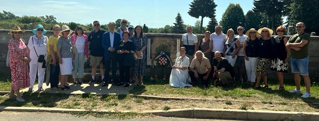 Iseljeni Hrvati kod spomen-obilježja žrtvama poraća Drugog svjetskog rata                                                                                                                                                                                 