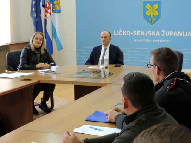 Pročelnica Rukavina i župan Petry sa ličkim stočarima/Snimio Marko Čuljat
                                                                                                                                                                               