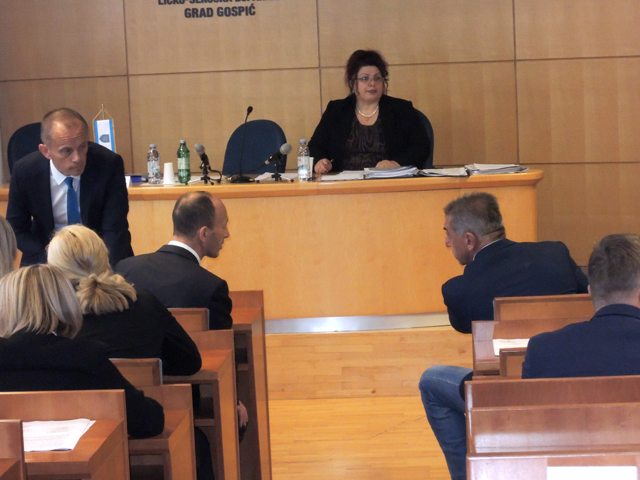 Prije početka sjednice razgovor sadašnjeg i bivšeg župana Petryja i Milinovića/ Snimio Marko ČULJAT                                                                                                                                                       