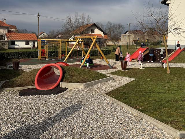 Lovinačko dječje igralište je u središtu sela na temeljima nekadašnje pučke škole                                                                                                                                                                         
