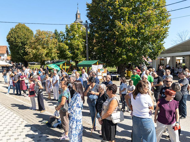 Lovinački Dani održavaju se na trgu isprid župna crkve sv. Mihovila                                                                                                                                                                                       
