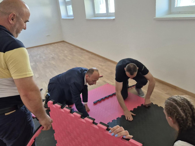 I Petry je pomogao u montaži podloge u Brinju                                                                                                                                                                                                             