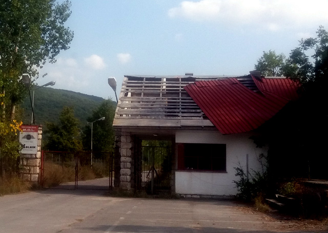 Kroz ovu kapiju u Ličkom Osiku nekada je prolazilo svakog dana nekoliko tisuća radnika, slika iz rujna prošle godine                                                                                                                                      