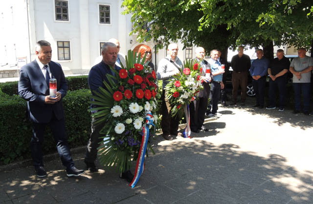 Odavanje počasti kod spomenika u Gospiću/Snimio Marko ČULJAT                                                                                                                                                                                              