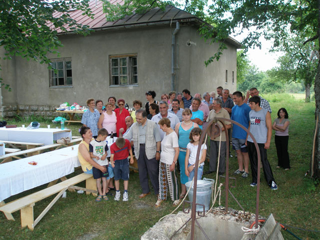 Susret Rastočana ispred škole 2006./Snimio MArko Čuljat arhiva Lika pressa Gospić                                                                                                                                                                         