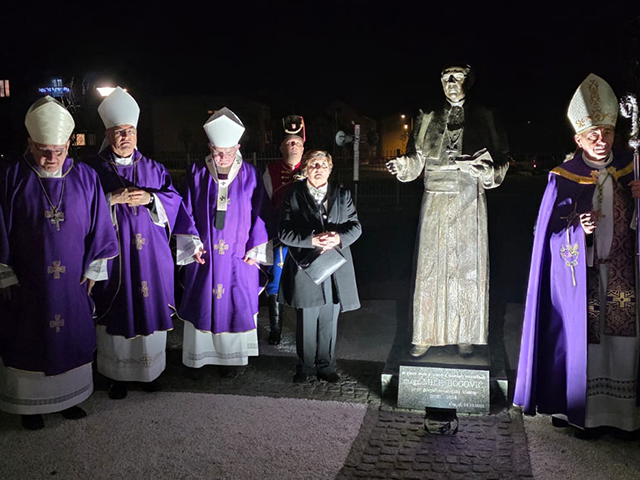Spomenik msgrru Mili Bogoviću u parku Biskupije u Gospiću                                                                                                                                                                                                 