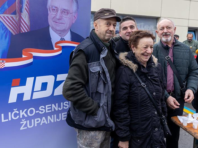 Detalj s današnjeg domjenka na gospićkoj placi                                                                                                                                                                                                            